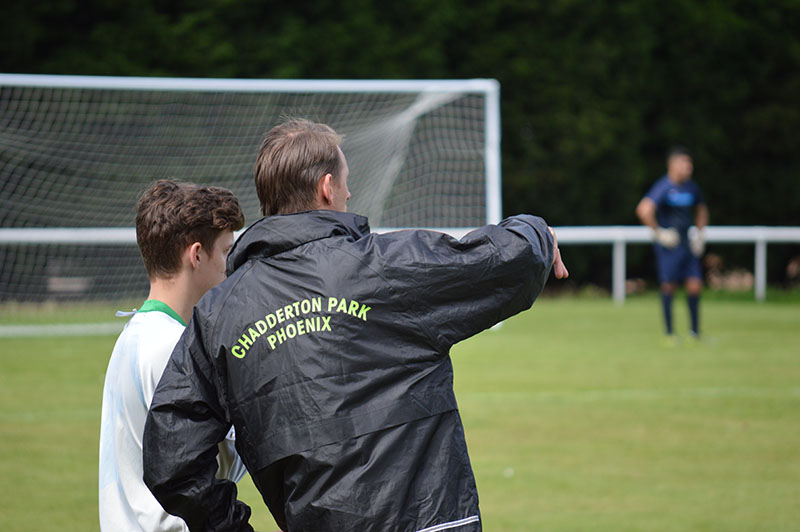 voetbalcoach legt speler tactiek uit