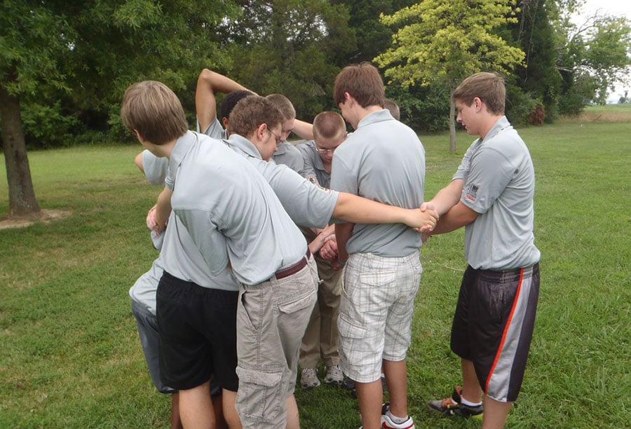 sports team building activities human knot image